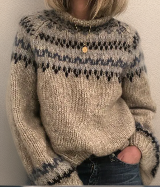 Maglione lavorato a maglia in tonalità terra con motivo sul décolleté
