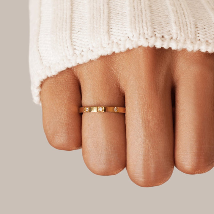Anello Lucia con dettagli lucidi