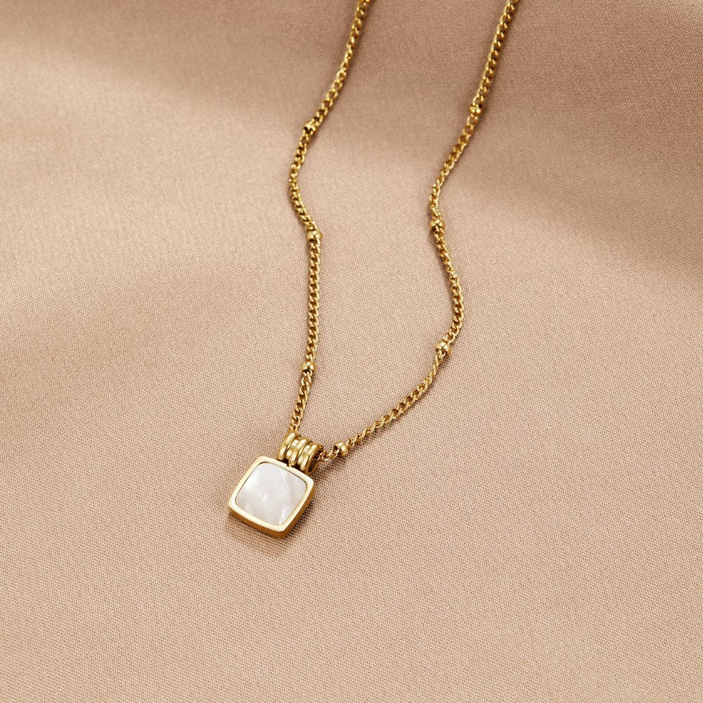 Collana Lucia con pendente in conchiglia bianca