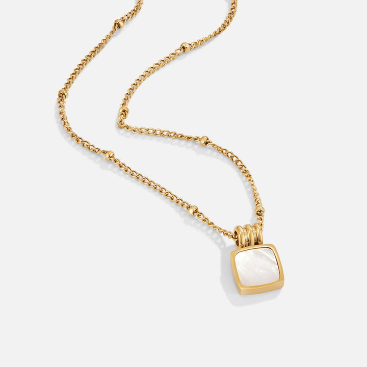 Collana Lucia con pendente in conchiglia bianca