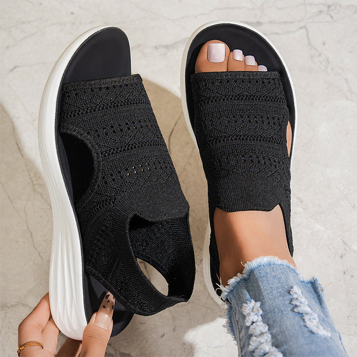 Sandali con piattaforma e design aperto