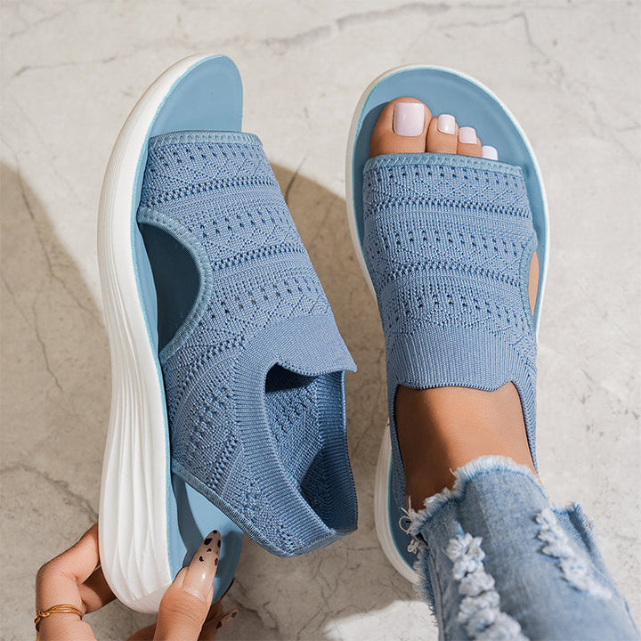 Sandali con piattaforma e design aperto