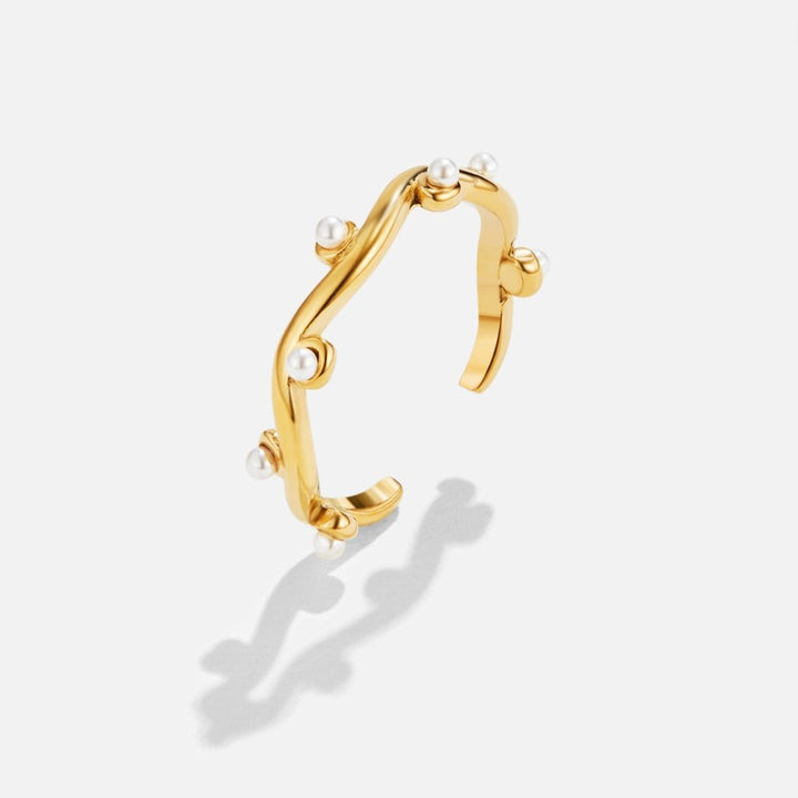 Anello ondulato dorato con delicato dettaglio