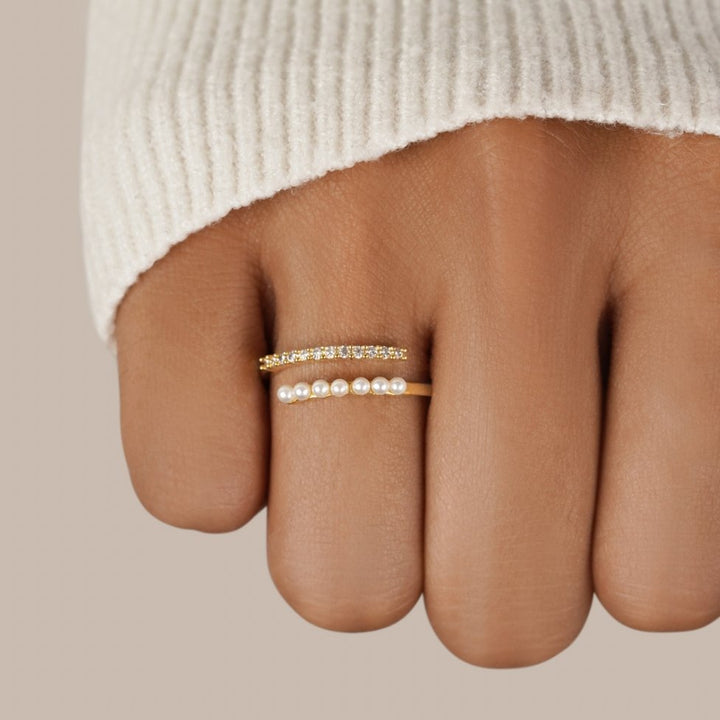 Anello con chiusura a scatto con dettagli delicati e lucidi