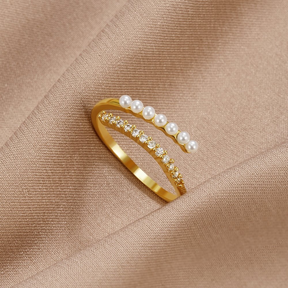 Anello con chiusura a scatto con dettagli delicati e lucidi