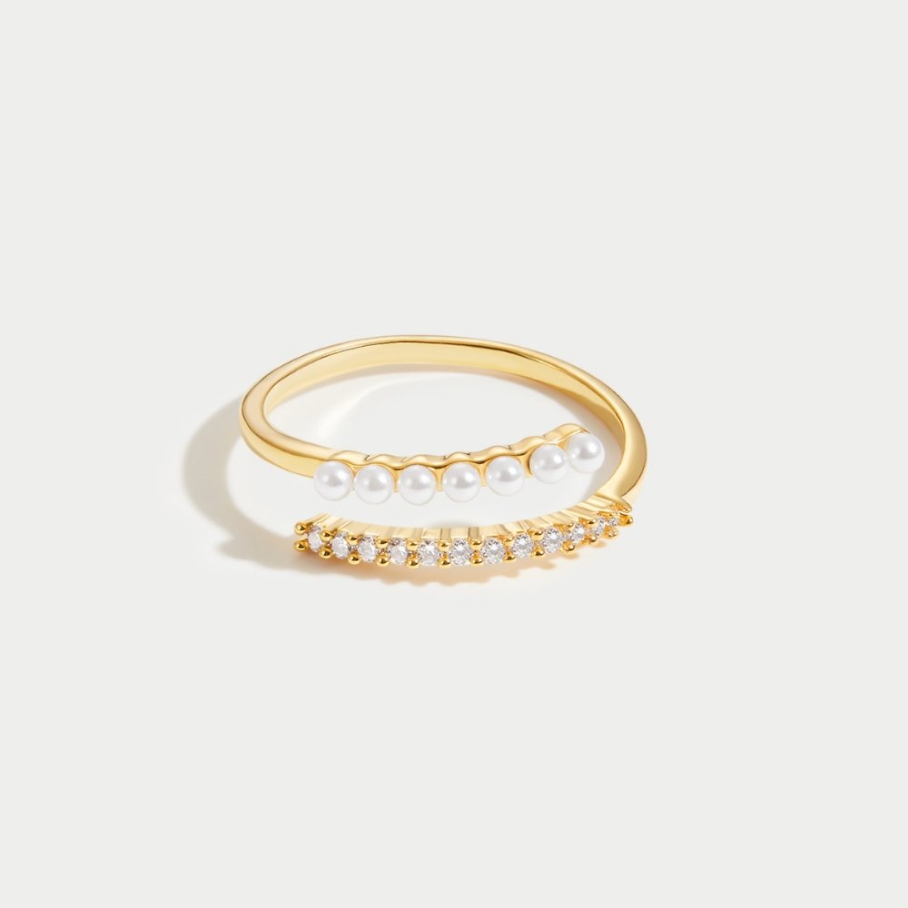 Anello con chiusura a scatto con dettagli delicati e lucidi