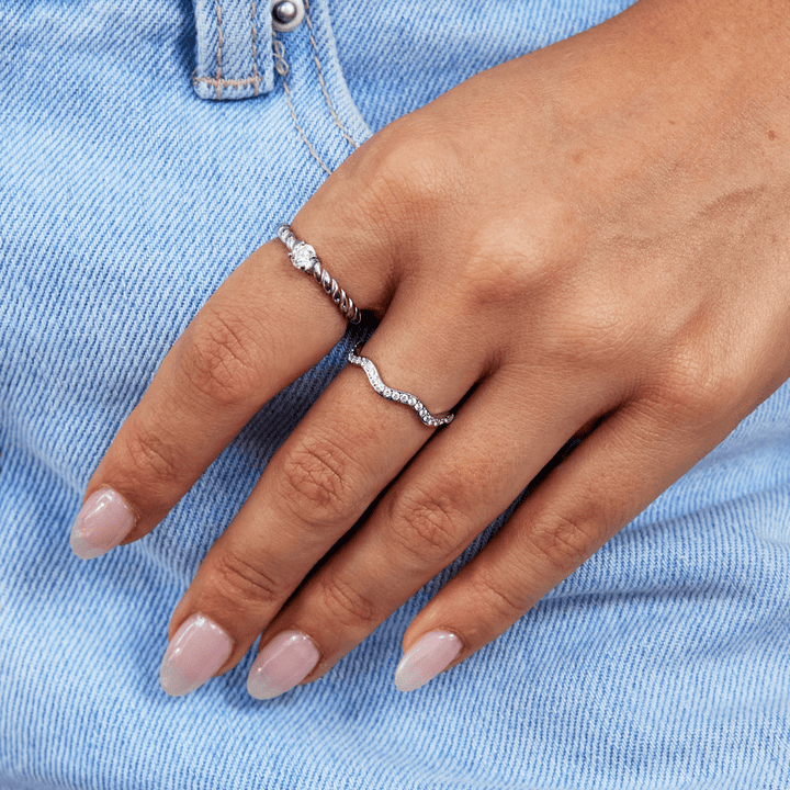 Anello ondulato Zenya con dettaglio argentato e dettagli lucidi